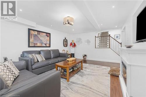 90 Hedge Lawn Drive, Grimsby, ON - Indoor Photo Showing Living Room