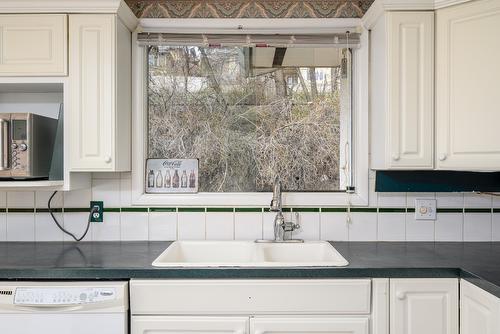 11901 Kalamalka Road, Coldstream, BC - Indoor Photo Showing Kitchen