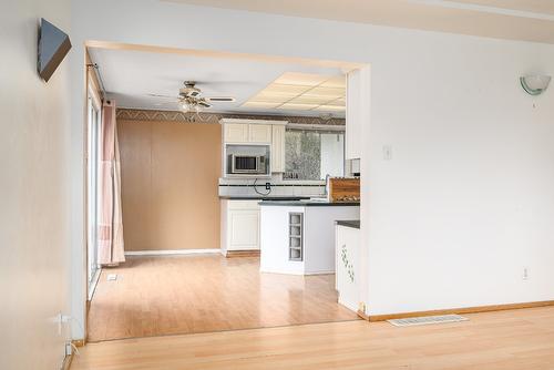 11901 Kalamalka Road, Coldstream, BC - Indoor Photo Showing Kitchen