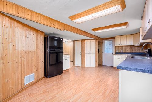 11901 Kalamalka Road, Coldstream, BC - Indoor Photo Showing Kitchen