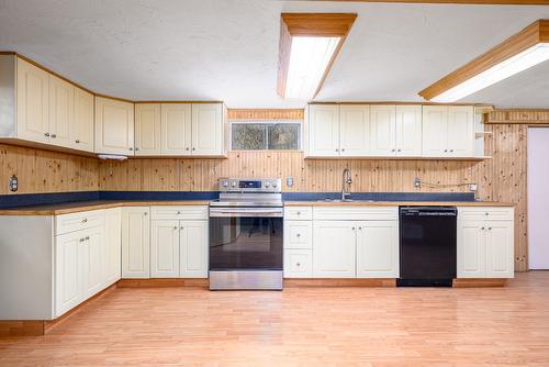 11901 Kalamalka Road, Coldstream, BC - Indoor Photo Showing Kitchen