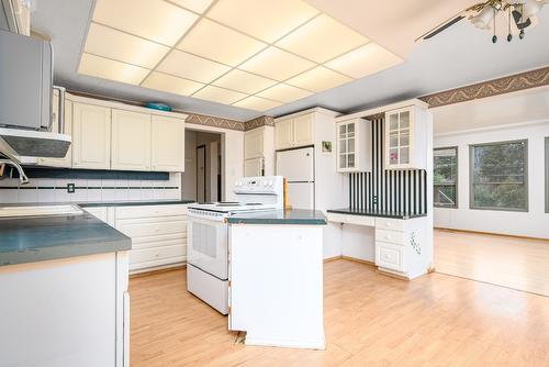 11901 Kalamalka Road, Coldstream, BC - Indoor Photo Showing Kitchen