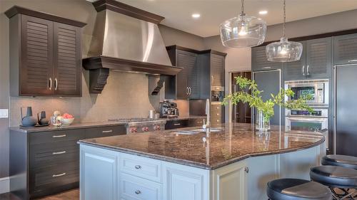 1749 Capistrano Drive, Kelowna, BC - Indoor Photo Showing Kitchen With Upgraded Kitchen