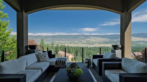 1749 Capistrano Drive, Kelowna, BC - Outdoor With Exterior