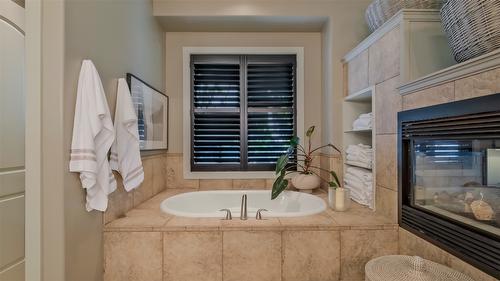 1749 Capistrano Drive, Kelowna, BC - Indoor Photo Showing Bathroom