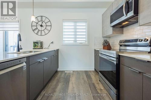 36 - 1781 Henrica Avenue, London, ON - Indoor Photo Showing Kitchen With Double Sink