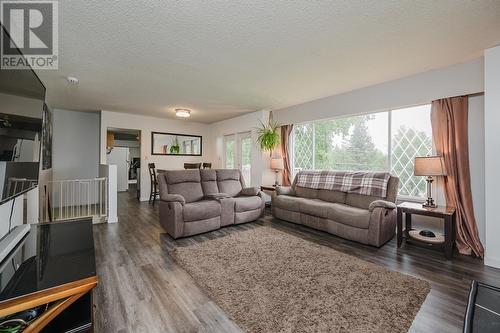 4247 Highland Drive, Prince George, BC - Indoor Photo Showing Living Room