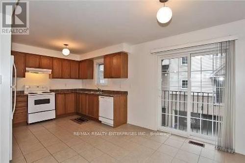 17 - 2340 Parkhaven Boulevard, Oakville (Uptown Core), ON - Indoor Photo Showing Kitchen With Double Sink