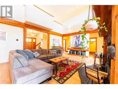 2442 Perrier  Lane, Nelson, BC - Indoor Photo Showing Living Room