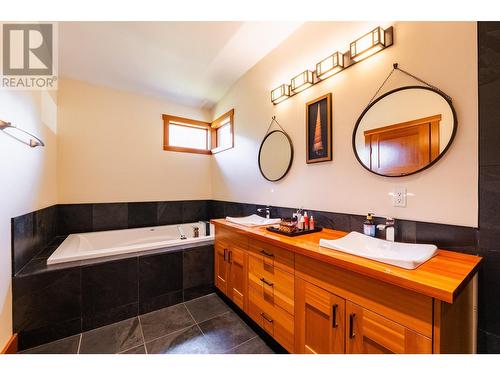 2442 Perrier  Lane, Nelson, BC - Indoor Photo Showing Bathroom