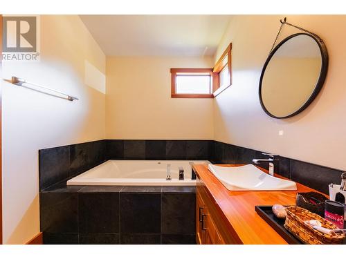 2442 Perrier  Lane, Nelson, BC - Indoor Photo Showing Bathroom