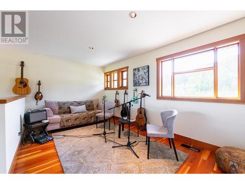 2442 Perrier  Lane, Nelson, BC - Indoor Photo Showing Living Room