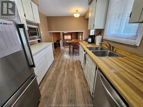 15 Stroud Crescent, London, ON - Indoor Photo Showing Kitchen With Double Sink