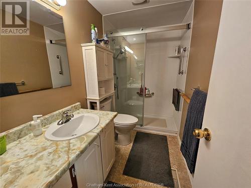 15 Stroud Crescent, London, ON - Indoor Photo Showing Bathroom