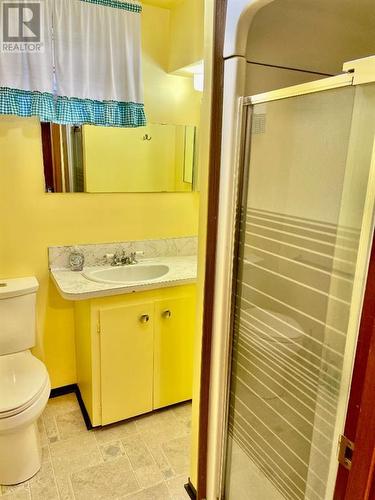 118 Brantford Crescent Nw, Calgary, AB - Indoor Photo Showing Bathroom