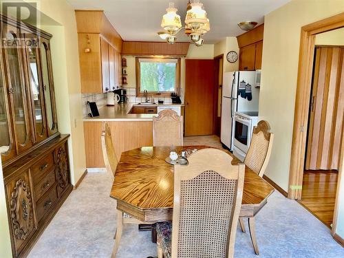 118 Brantford Crescent Nw, Calgary, AB - Indoor Photo Showing Dining Room