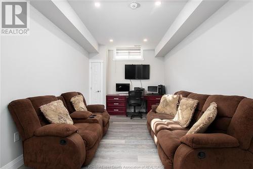 30 Augustus Court, Lasalle, ON - Indoor Photo Showing Living Room