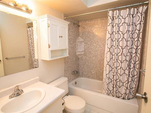 102-3215 Cowichan Lake Rd, Duncan, BC - Indoor Photo Showing Bathroom