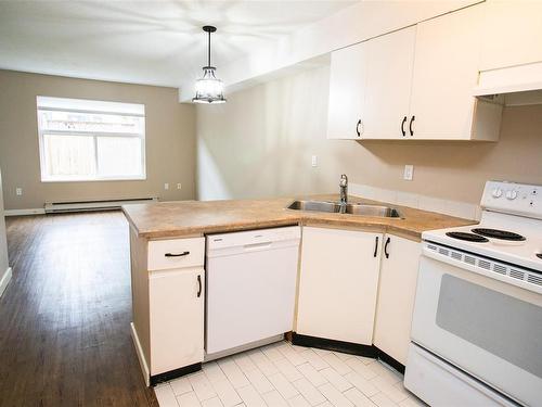 102-3215 Cowichan Lake Rd, Duncan, BC - Indoor Photo Showing Kitchen With Double Sink