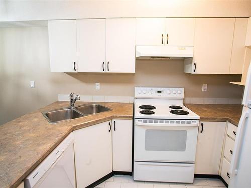 102-3215 Cowichan Lake Rd, Duncan, BC - Indoor Photo Showing Kitchen With Double Sink