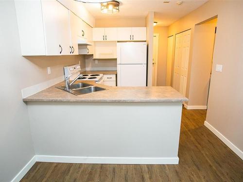 102-3215 Cowichan Lake Rd, Duncan, BC - Indoor Photo Showing Kitchen With Double Sink