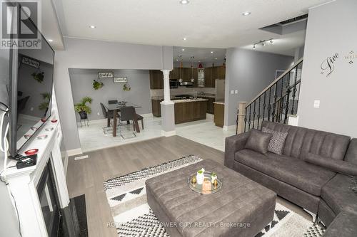 26 Ranchero Drive, Brampton (Fletcher'S Meadow), ON - Indoor Photo Showing Living Room