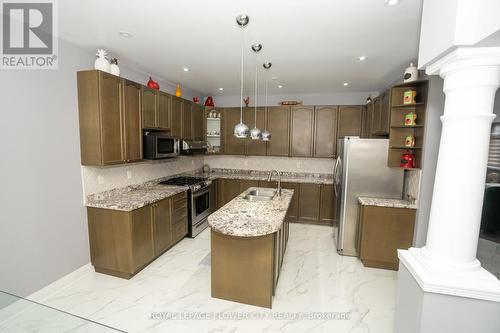 26 Ranchero Drive, Brampton (Fletcher'S Meadow), ON - Indoor Photo Showing Kitchen With Upgraded Kitchen