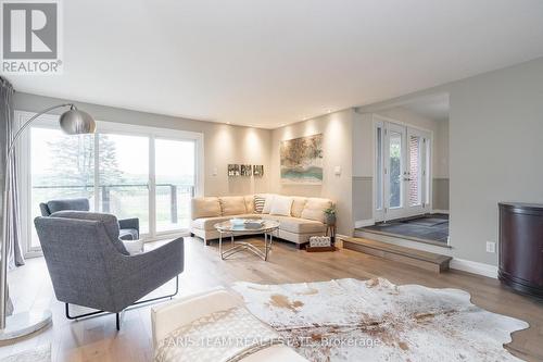 2904 20Th Side Road, New Tecumseth, ON - Indoor Photo Showing Living Room