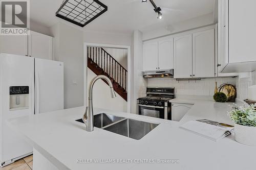 119 Watkins Glen Crescent, Aurora, ON - Indoor Photo Showing Kitchen With Double Sink