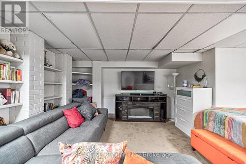 4274 Gayling Gardens, Mississauga, ON - Indoor Photo Showing Living Room