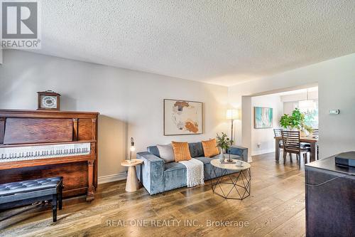 4274 Gayling Gardens, Mississauga, ON - Indoor Photo Showing Living Room