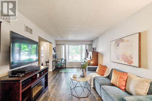 4274 Gayling Gardens, Mississauga (Erin Mills), ON - Indoor Photo Showing Living Room