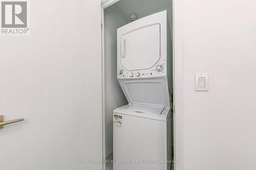 2209 - 297 Oak Walk Drive, Oakville (Uptown Core), ON - Indoor Photo Showing Laundry Room