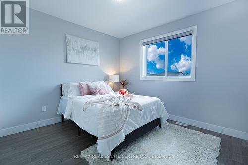 1337 Medway Park Drive, London, ON - Indoor Photo Showing Bedroom