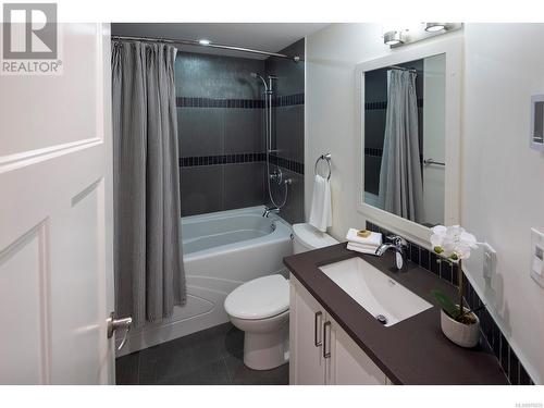 Main four-piece bathroom with heated floors. - 2 1146 Richardson St, Victoria, BC - Indoor Photo Showing Bathroom