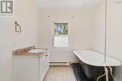 2407 Creighton Street, Halifax, NS - Indoor Photo Showing Bathroom