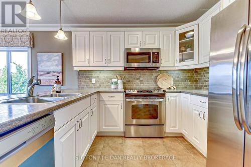 406 Skyline Avenue, London, ON - Indoor Photo Showing Kitchen With Double Sink With Upgraded Kitchen