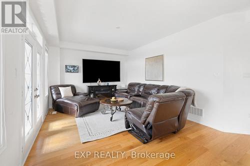 495 Queen Mary Drive, Brampton, ON - Indoor Photo Showing Living Room