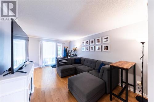 327 Airth Boulevard, Renfrew, ON - Indoor Photo Showing Living Room