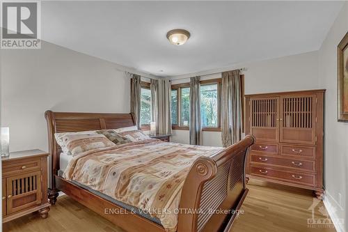 2055 Thorne Avenue, Ottawa, ON - Indoor Photo Showing Bedroom