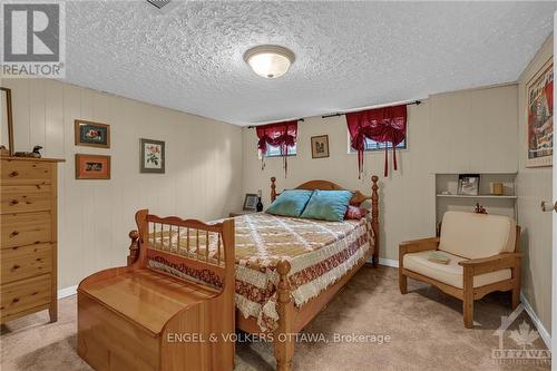 2055 Thorne Avenue, Ottawa, ON - Indoor Photo Showing Bedroom