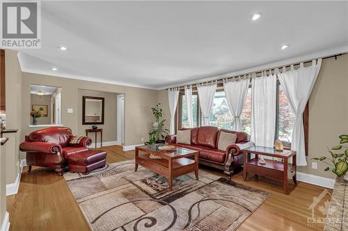 2055 Thorne Avenue, Ottawa, ON - Indoor Photo Showing Living Room