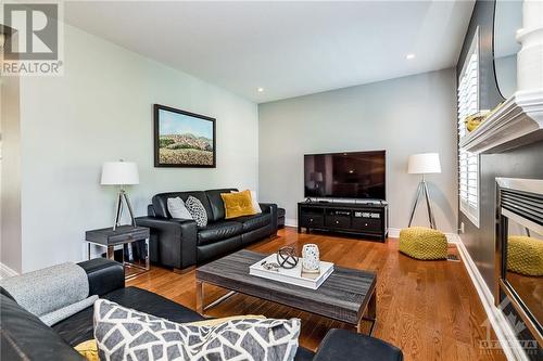 196 Willow Creek Circle, Ottawa, ON - Indoor Photo Showing Living Room