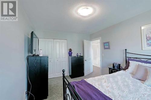 Primary bedroom - 2417 53 Avenue Sw, Calgary, AB - Indoor Photo Showing Bedroom