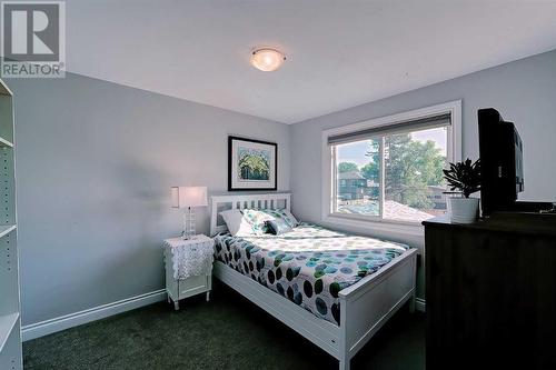 Upper bedroom 2 - 2417 53 Avenue Sw, Calgary, AB - Indoor Photo Showing Bedroom