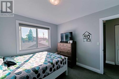 Upper bedroom 2 - 2417 53 Avenue Sw, Calgary, AB - Indoor Photo Showing Bedroom