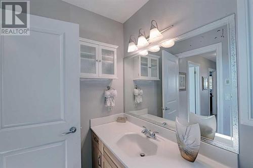 Upper bath - 2417 53 Avenue Sw, Calgary, AB - Indoor Photo Showing Bathroom