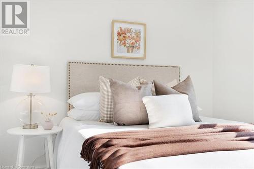 1146 Leaside Road, Hamilton, ON - Indoor Photo Showing Bedroom