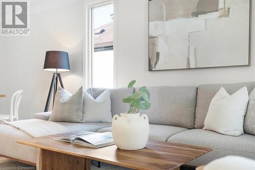 1146 Leaside Road, Hamilton, ON - Indoor Photo Showing Living Room