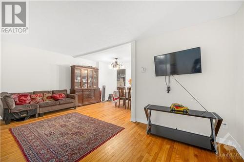 3194 Stockton Drive, Gloucester, ON - Indoor Photo Showing Living Room